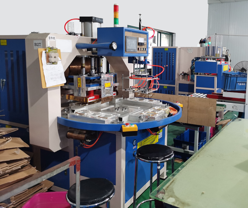 全自動(dòng)轉(zhuǎn)盤(pán)高頻機(jī)帶雙機(jī)械手_副本.jpg